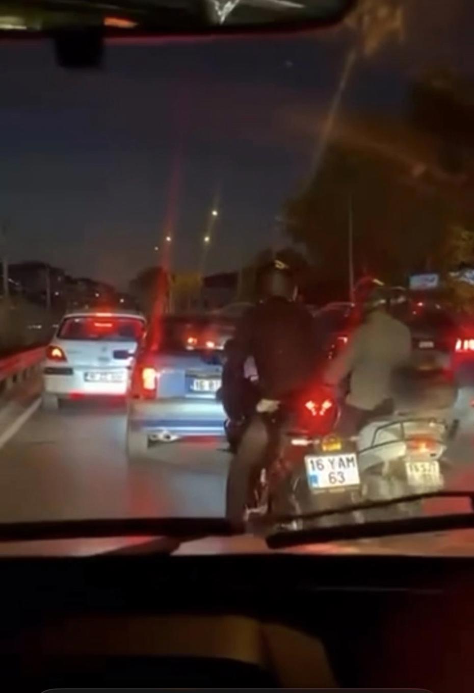 Yol Vermeyen Otomobil Sürücüsünün Etrafını Sarma Olayı Bursa'da Gündem Oldu