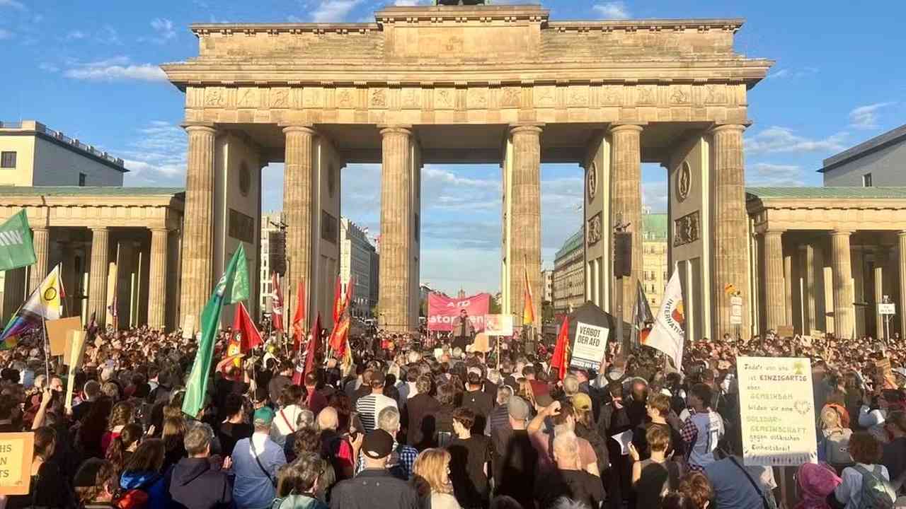 Berlin’de Türkiye ve Demokrasi Yanlıları Bir Araya Geldi: Binlerce İnsan Brandenburg Kapısı’nda Toplandı