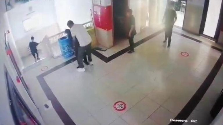 Öğretmen öğrencisini Heimlich manevrasıyla kurtarır