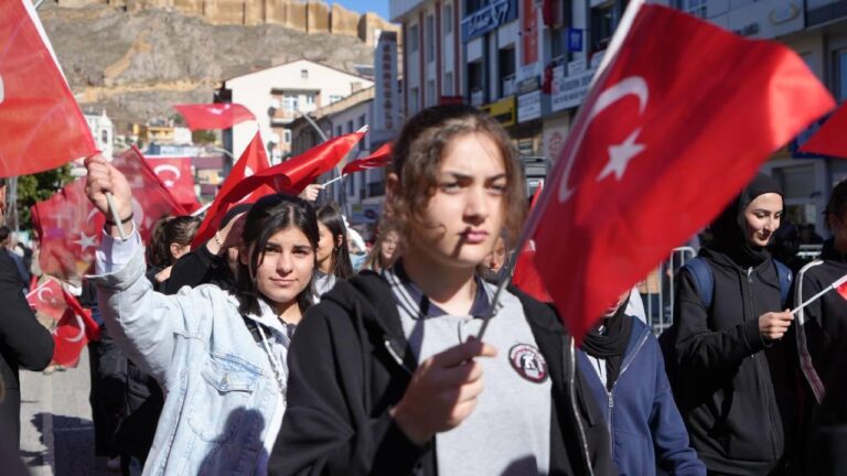 Bayburt’ta 29 Ekim Cumhuriyet Bayramı kutlamalarına komando gösterisi damga vurdu