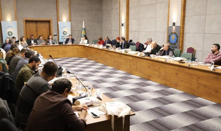 Diyarbakır’da kayyumun yarattığı yıkım konuşuldu: “Kayyım”ın aldığı kıyafetler 2 itfaiyecinin yaralanmasına neden oldu – Son Dakika Türkiye Haberleri