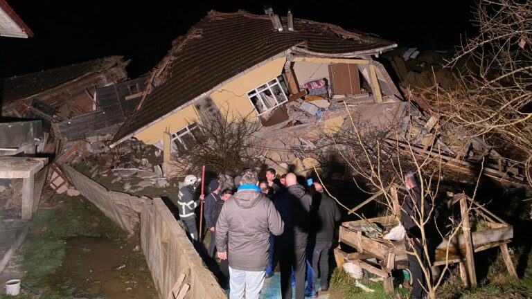 Sinop’ta Heyelan: 2 tuzağa düşmüş insan isteniyor