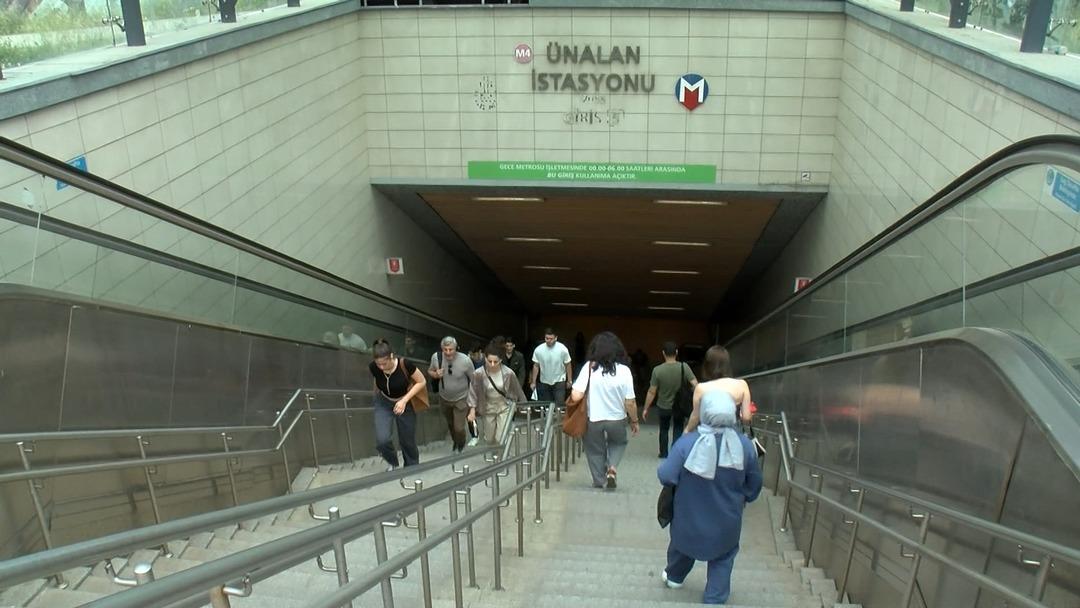 İstanbul --- Metro-Yuruyen-Mer_72669_214755