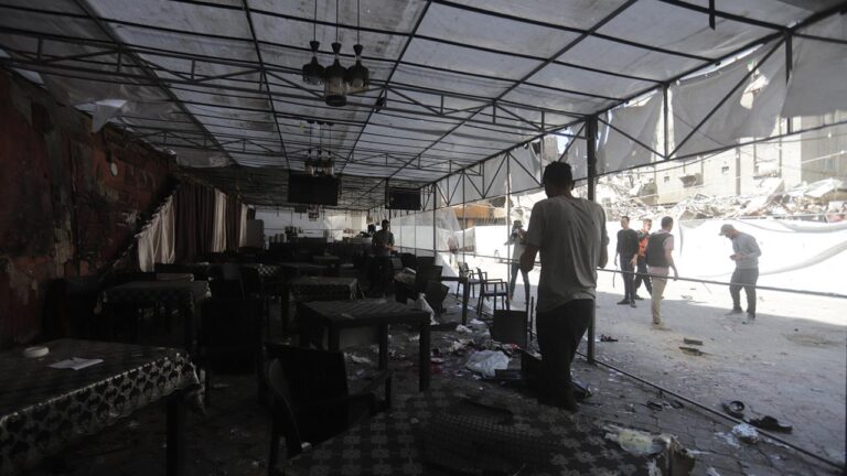 İsrail'in Sivillerin Gazze'de toplandığı bir yola saldırı 22 kişi öldü