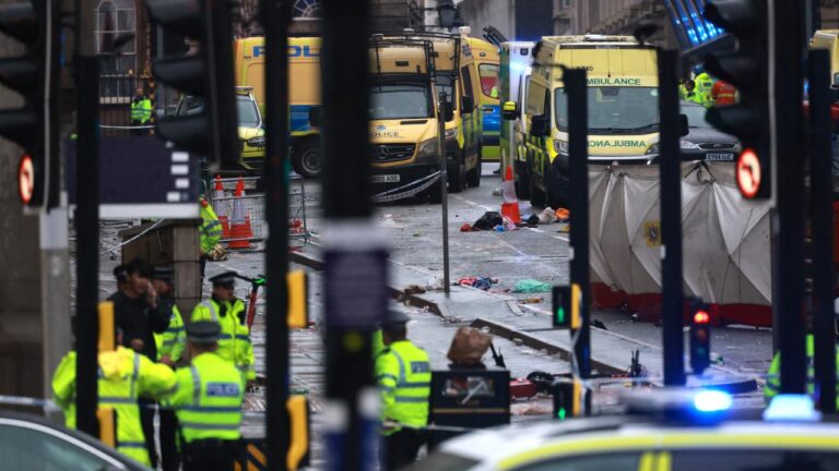 İngiltere'de kalabalığa dalmış bir araç