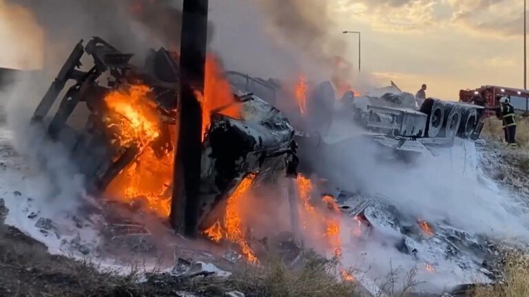 Yağ ve devrilmiş yedek parçalarla yüklü kamyon: yanıcı maddeler alevler